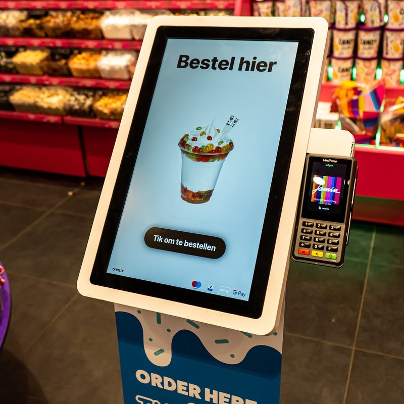 Onesix Kiosk showing ‘Bestel hier’ on screen at Jamin